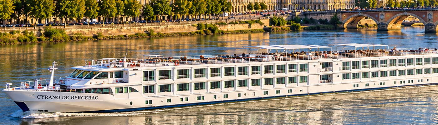 CYRANO DE BERGERAC Flusskreuzfahrtschiff bei Sonnenlicht Flusskreuzfahrten Frankreich auf deer CYRANO DE BERGERAC