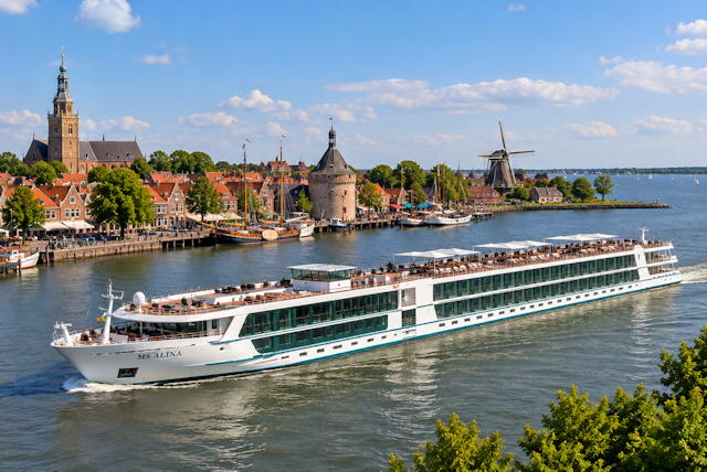 MS ALINA vor malerischer niederländischer Kulisse Flusskreuzfahrten - Benelux