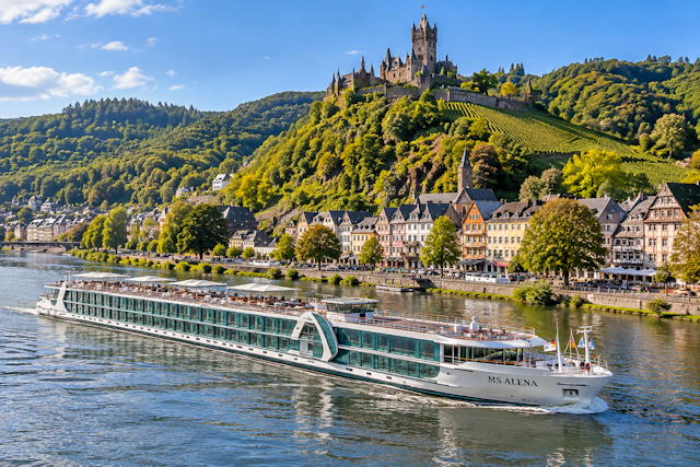 MS Alena Flusskreuzfahrt vor mittelalterlicher Burgenstadt Flusskreuzfahrten - Mosel & Rhein