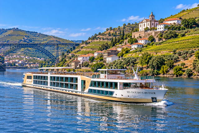 MS Douro Cruiser - Flusskreuzfahrt vor terrassierten Weinbergen Flusskreuzfahrten - MS Douro Cruiser
