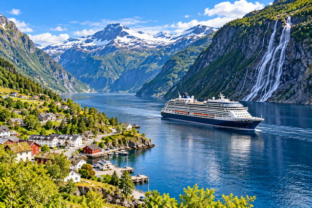 Norwegischer Fjord mit Kreuzfahrtschiff Azamara - Norwegische Fjorde