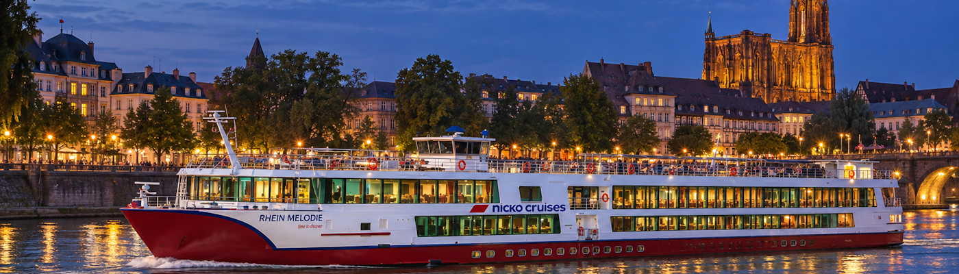Rheinkreuzfahrt vor Straßburger Dom Rheinkreuzfahrt vor Straßburger Dom