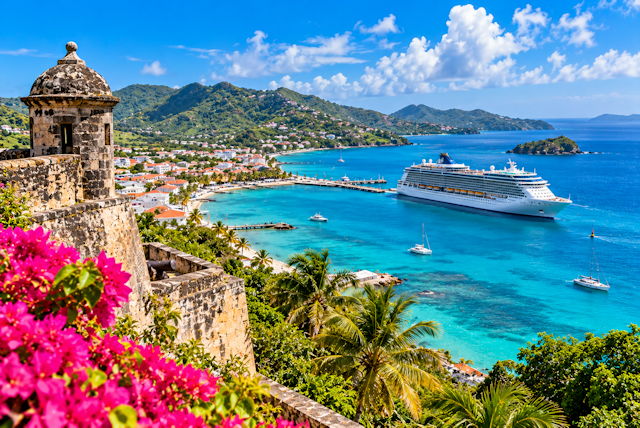 Tropisches Hafenpanorama mit Kreuzfahrtschiff Mita Azamara in die Karibik